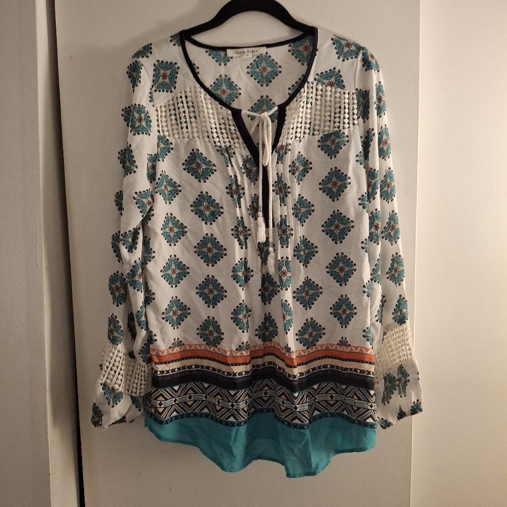 Black Rainn Women's Blue and White Paisley Patterned Blouse